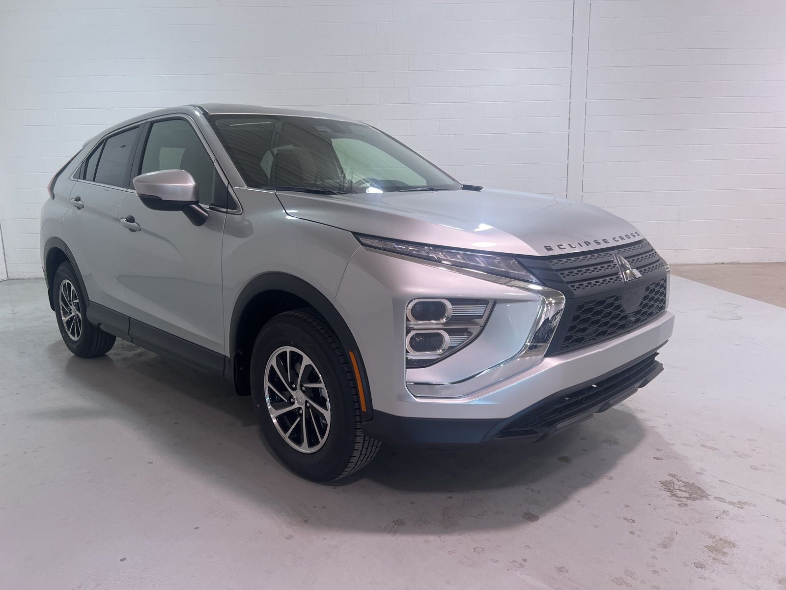 2026 Mitsubishi Eclipse Cross ES in Alloy Silver Metallic — front three-quarter view