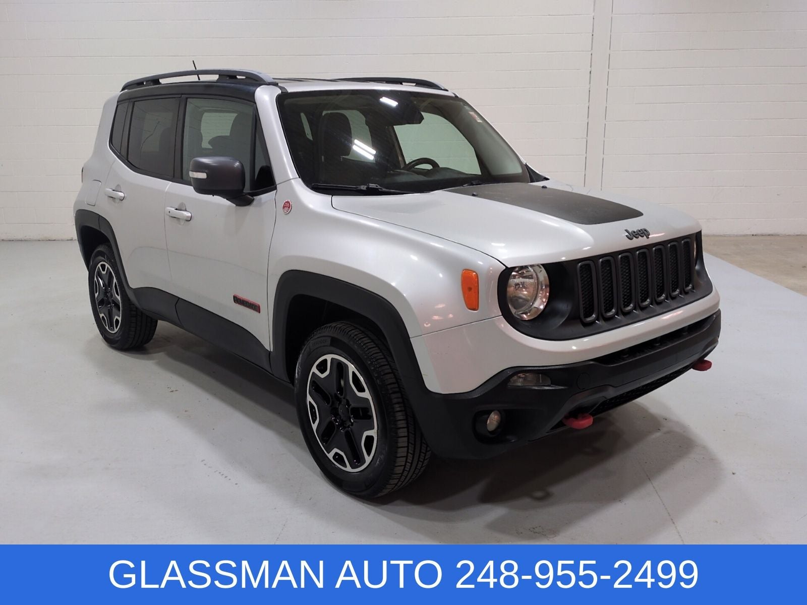 2015 Jeep Renegade Trailhawk in Glacier Metallic — front three-quarter view